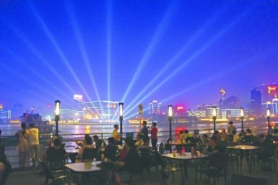 台湾摄影家诗人来汉采风 感叹手机内存不够拍美景