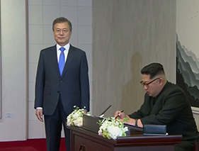 金正恩在嘉宾册上签名：新历史从现在开始 