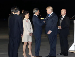 美国总统特朗普抵达新加坡参加朝美领导人会晤 