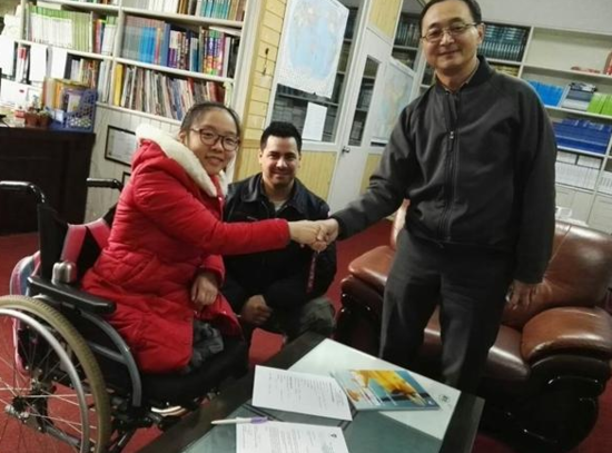女孩汶川地震失去双腿 被加拿大飞行学校录取 