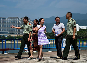 深圳市公安边防支队烈士妹妹暑假“圆梦”哥哥生前所在警营 