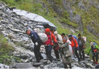 卧龙无人区3名涉嫌违规穿越驴友被营救出山 