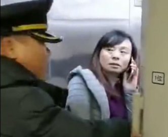 女子为等老公扒阻高铁车门 律师：可处行政拘留 