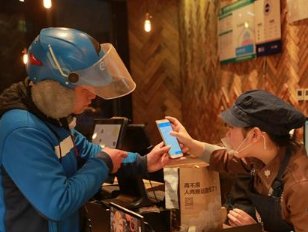 残障外卖小哥活出“骑士”范儿 努力的样子闪闪发亮 