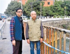 社会 轿车坠河 三人被困 大家手拉手站岸壁上搭梯救人 