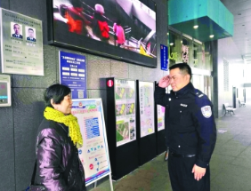 79岁母亲查岗警察儿子：好好工作，我就是来看看 