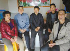 三代人接力爱心照顾 “聋哑男孩”成幸福九旬老人 