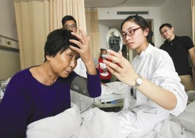7756人捐发给癌症患者 有人给头发绑上蝴蝶结
