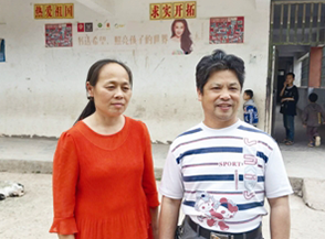 夫妻坚守乡村小学27年 既当老师又当“保姆” 