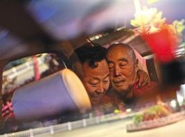 “你陪我长大，我陪你变老”这个“的哥”带着老爸出车 