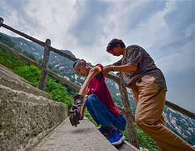 渐冻人22小时登顶华山北峰 下一个目标是登长城 