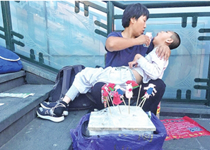 泥人妈妈”背着16岁脑瘫儿子摆摊：宝贝，我绝不放弃你！