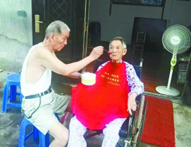 一生恩爱白头携手 86岁爷爷照顾瘫痪老伴20多年