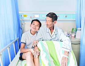 家庭变故失去父母疼爱 12岁少年独自照顾患癌爷爷 