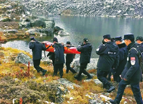 游客失足跌落20米深青城山崖 幸无生命危险 