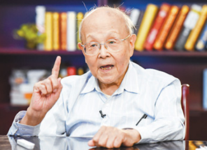 93岁教授坚持一线教学 只为将更多年轻人领进科学的大门 