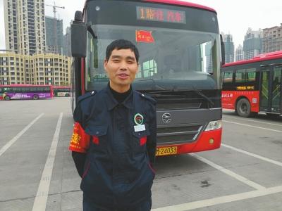 司机劝阻乘客扔垃圾 反遭辱骂：有本事往嘉陵江里冲 