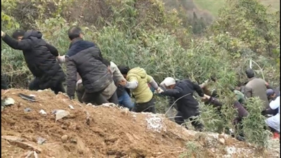大货车翻下百米陡坡 50人手拉手爬坡救人 