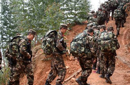 数千名武警官兵挺进深山大拉练 
