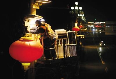 春节红灯笼小年夜点亮长安街 支架样式改为如意祥云 