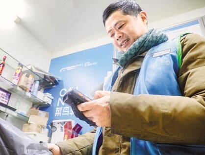 25年教龄大学英语老师辞职做起快递驿站 