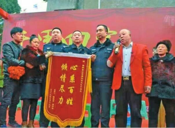 父亲背咸菜找儿子 走遍大半个中国 
