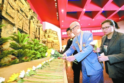 抗战老兵抗战馆祭英烈
