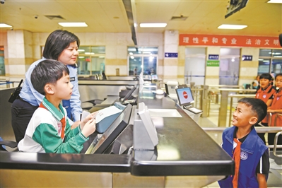 身边的国家安全：双胞胎模拟通关 萌娃检查员巧辨