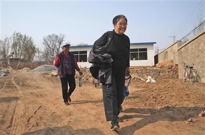 78岁老人每周末赴农村辅导留守儿童功课 自费盖新教室