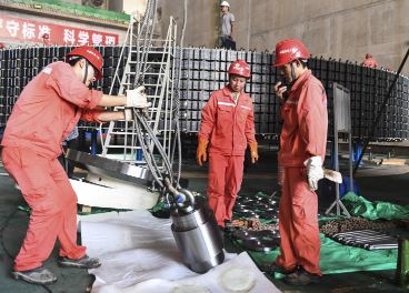 广西大藤峡：坚守岗位忙施工 
