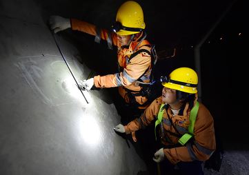 “高铁桥梁医生”的冬日坚守 