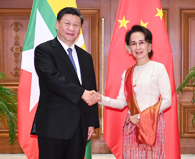 习近平同缅甸国务资政昂山素季会谈 