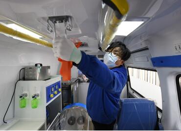 江苏无锡：加紧生产负压救护车 