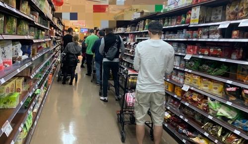 美国加州华人囤积生活物资 超市业者：货足勿慌 库存充足