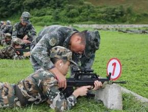 机关干部到基层营连“打卡”上课