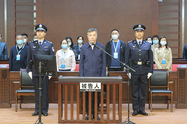 全家腐全家覆:父子齐贪腐受贿1800余万 双双入狱