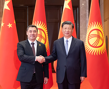 习近平同吉尔吉斯斯坦总统扎帕罗夫会谈 