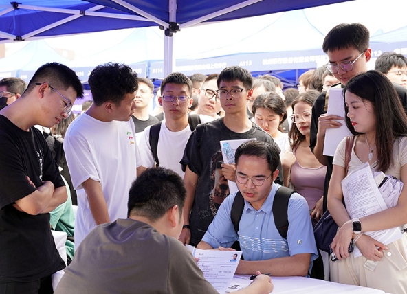 上海举办2024届高校毕业生秋季校园招聘会