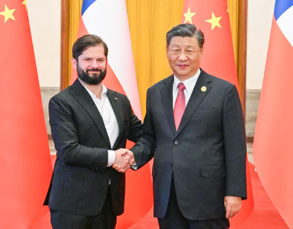 习近平同智利总统博里奇会谈