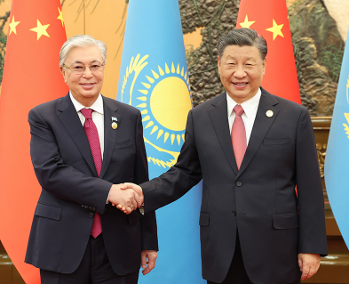 习近平会见哈萨克斯坦总统托卡耶夫