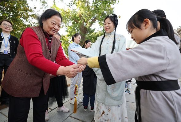 多彩活动迎重阳