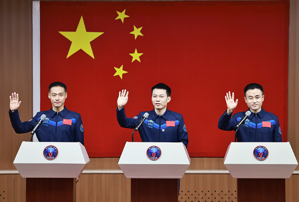 神舟十七号载人飞行任务航天员与记者见面