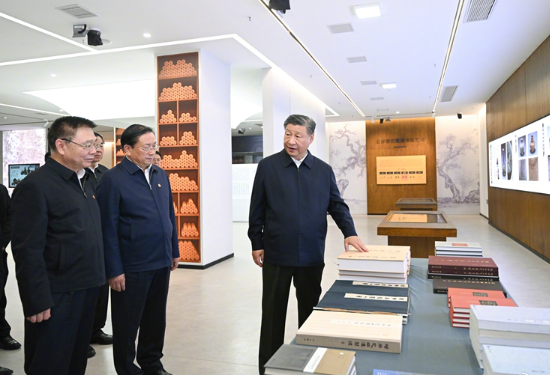 习近平总书记到湖北孝感市云梦县博物馆，参观云梦出土秦汉简牍展