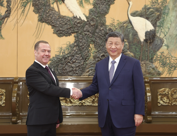 习近平会见俄罗斯统一俄罗斯党主席梅德韦杰夫